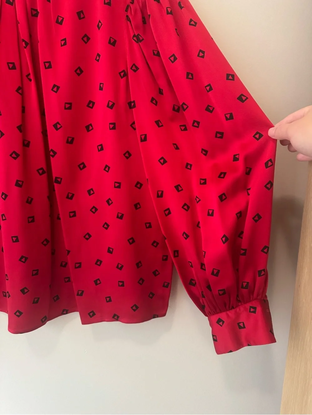 Vintage L.N. Robert’s 100% Silk Red Black Long Sleeve Turtleneck Blouse Artsy 14 - Picture 3 of 9